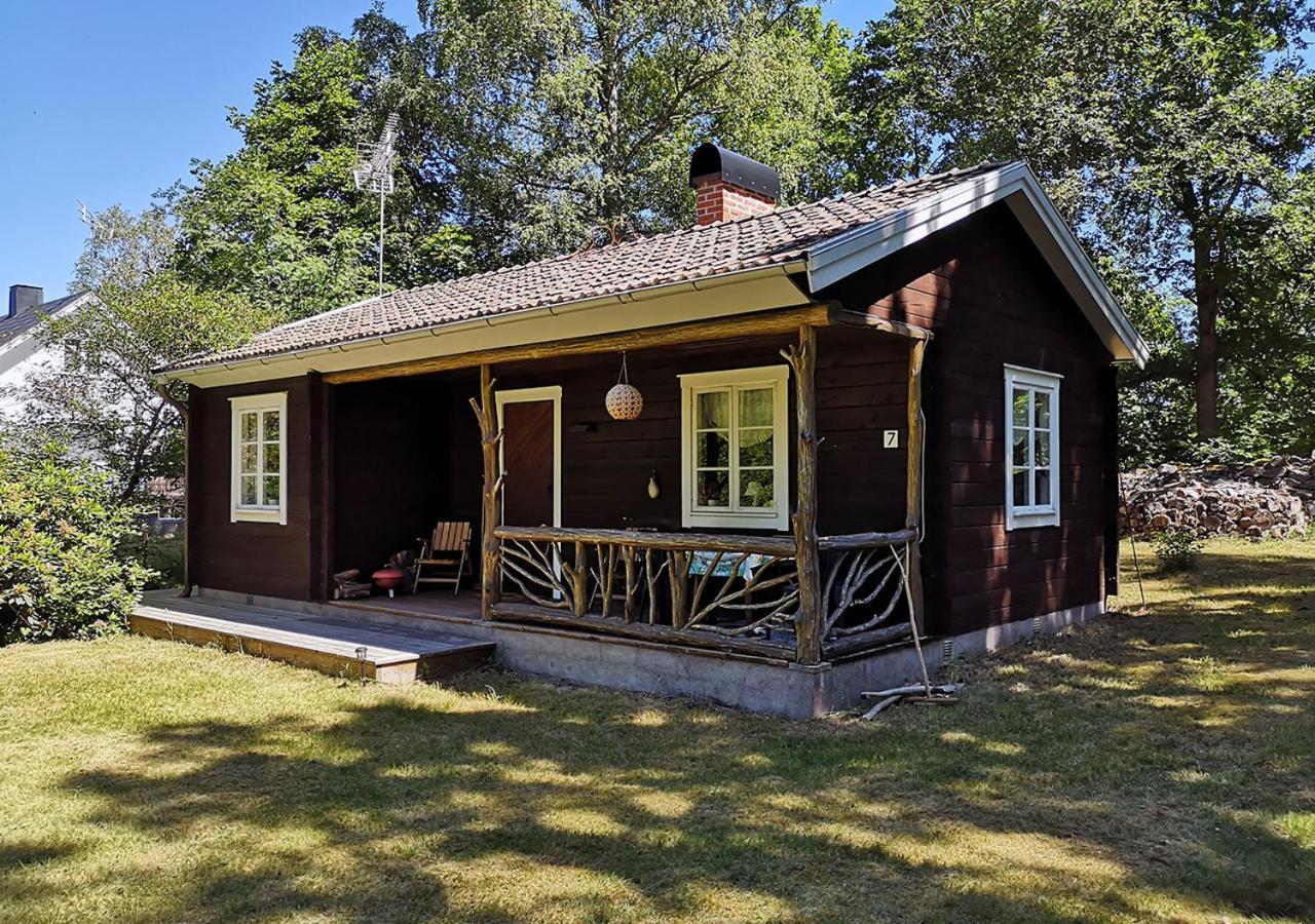 Mysig Stuga Med Oeppen Spis Och Uteplats Fröseke Buitenkant foto